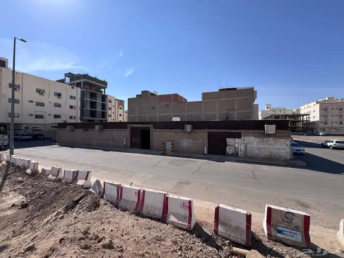 ارض 900م مقام عليها حوش للبيع في حي بني عبدالاشهل 4