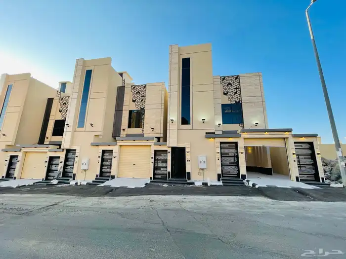 للبيع روف علوي مع ملحق درج خارجي فقط 9 غرف وسط جميع الخدمات 0