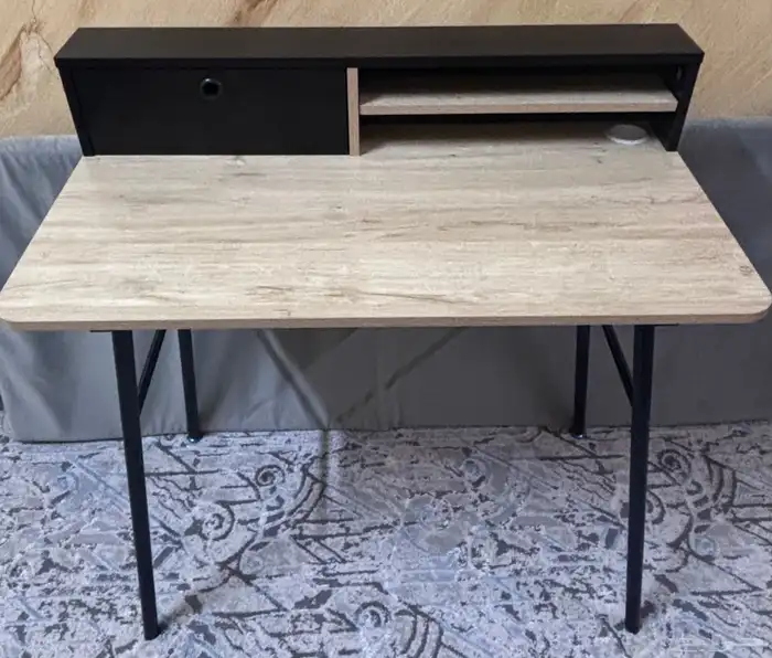 طاولة وكرسي مكتبي للبيع   لون بيج وأسود   شبه جديدة 0