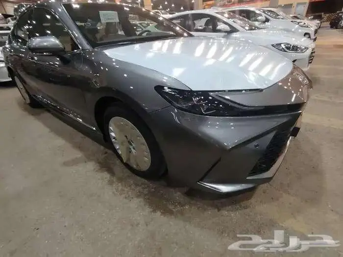 كامري LE موديل 2025 بنزين حبه فقط لون تيتانيوم 4