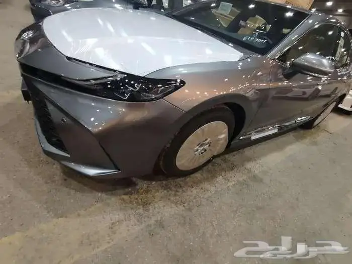 كامري LE موديل 2025 بنزين حبه فقط لون تيتانيوم 7