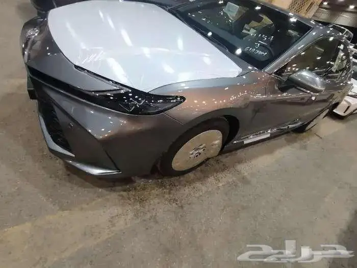 كامري LE موديل 2025 بنزين حبه فقط لون تيتانيوم 5