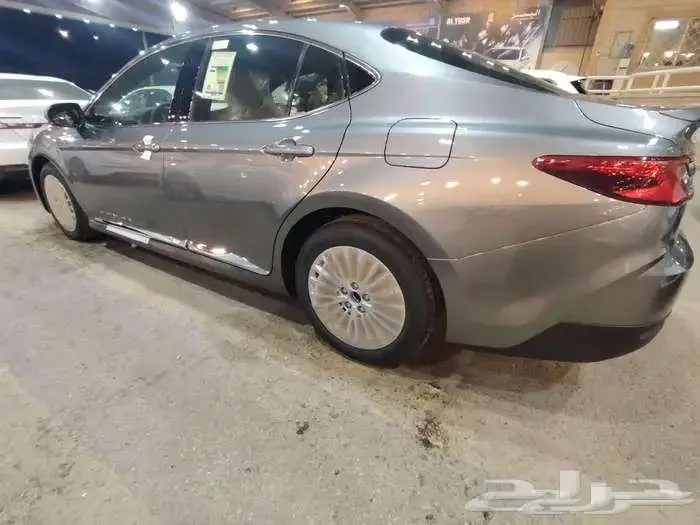 كامري LE موديل 2025 بنزين حبه فقط لون تيتانيوم 12