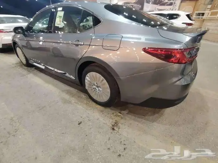 كامري LE موديل 2025 بنزين حبه فقط لون تيتانيوم 10