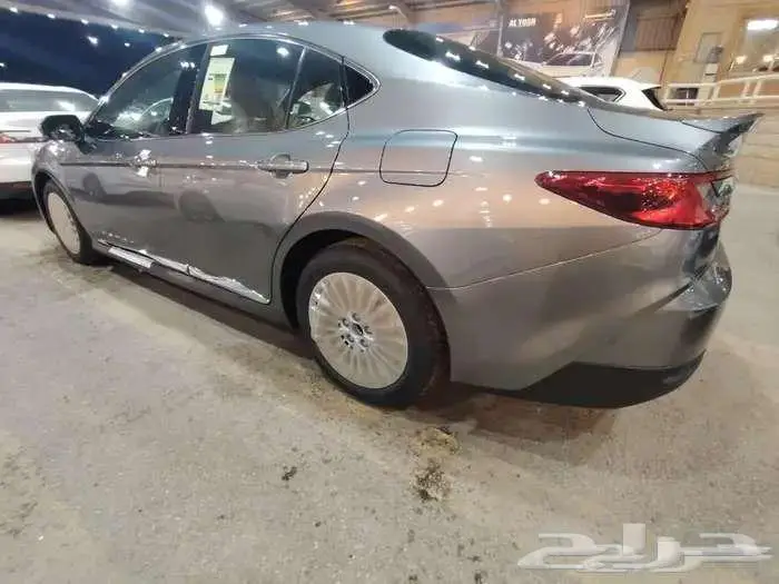 كامري LE موديل 2025 بنزين حبه فقط لون تيتانيوم 16