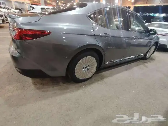 كامري LE موديل 2025 بنزين حبه فقط لون تيتانيوم 18