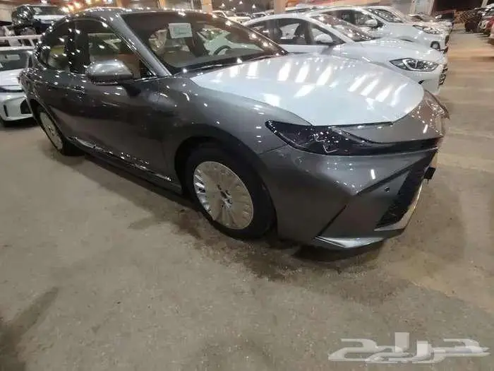 كامري LE موديل 2025 بنزين حبه فقط لون تيتانيوم 3