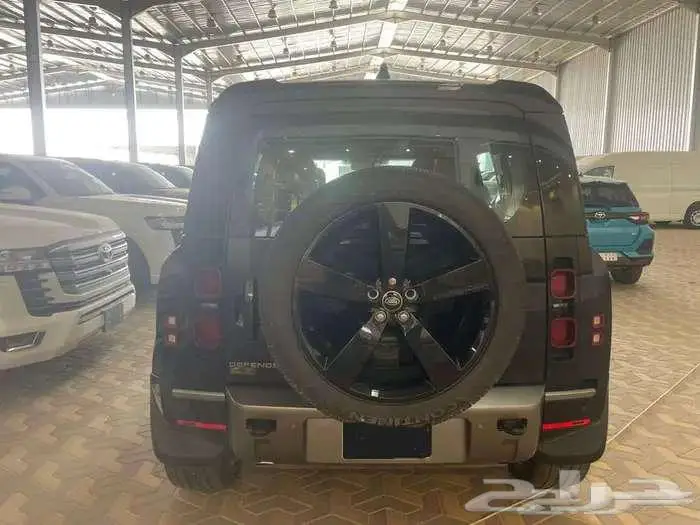 لاندروفر - ديفندر HSE V6 موديل 2025 5