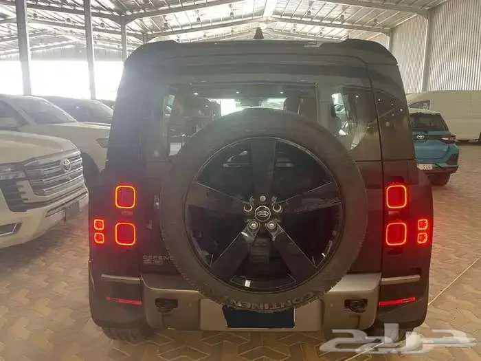 لاندروفر - ديفندر HSE V6 موديل 2025 6