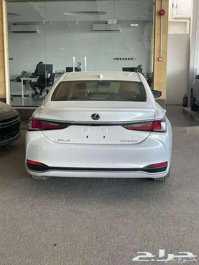 لكزس ES 300 فئة AH هايبرد خليجي 2025 متوفر الحسن 4