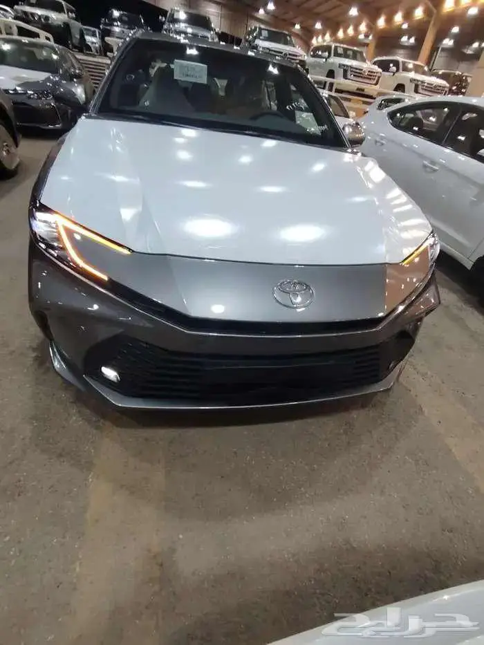 كامري LE موديل 2025 بنزين حبه فقط لون تيتانيوم 0