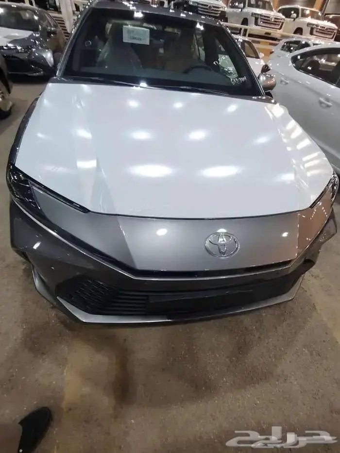 كامري LE موديل 2025 بنزين حبه فقط لون تيتانيوم 2