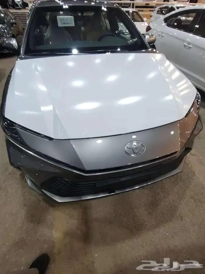 كامري LE موديل 2025 بنزين حبه فقط لون تيتانيوم 6