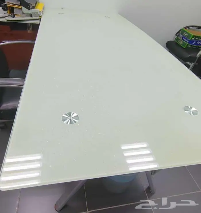 طاولة مكتبية زجاجية بحالة ممتازة 0