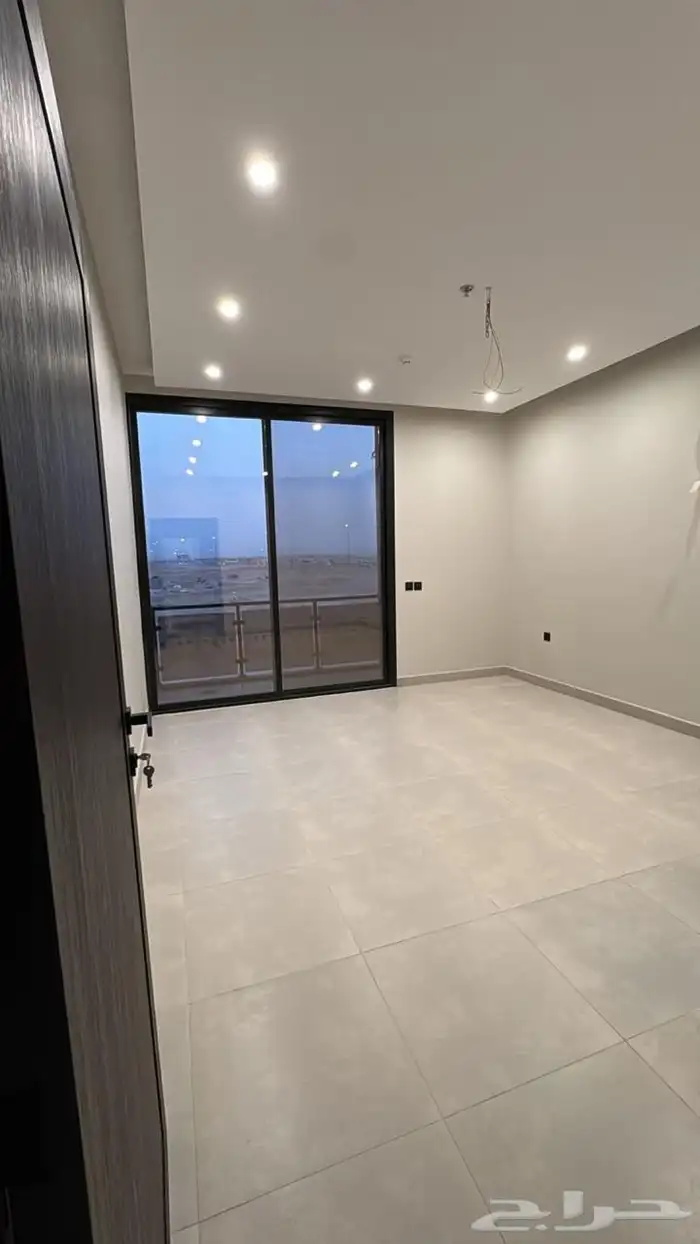 للبيع شقه حي الرمال 15