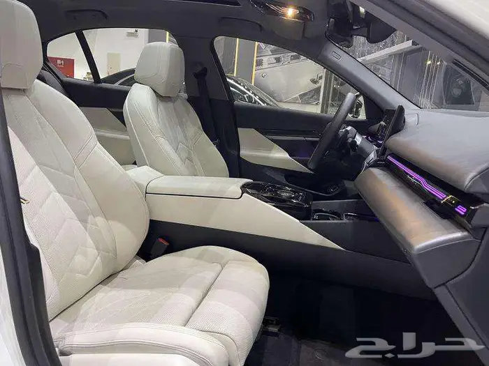 بي ام دبليو - الفئة الخامسة 520i - 2024 25