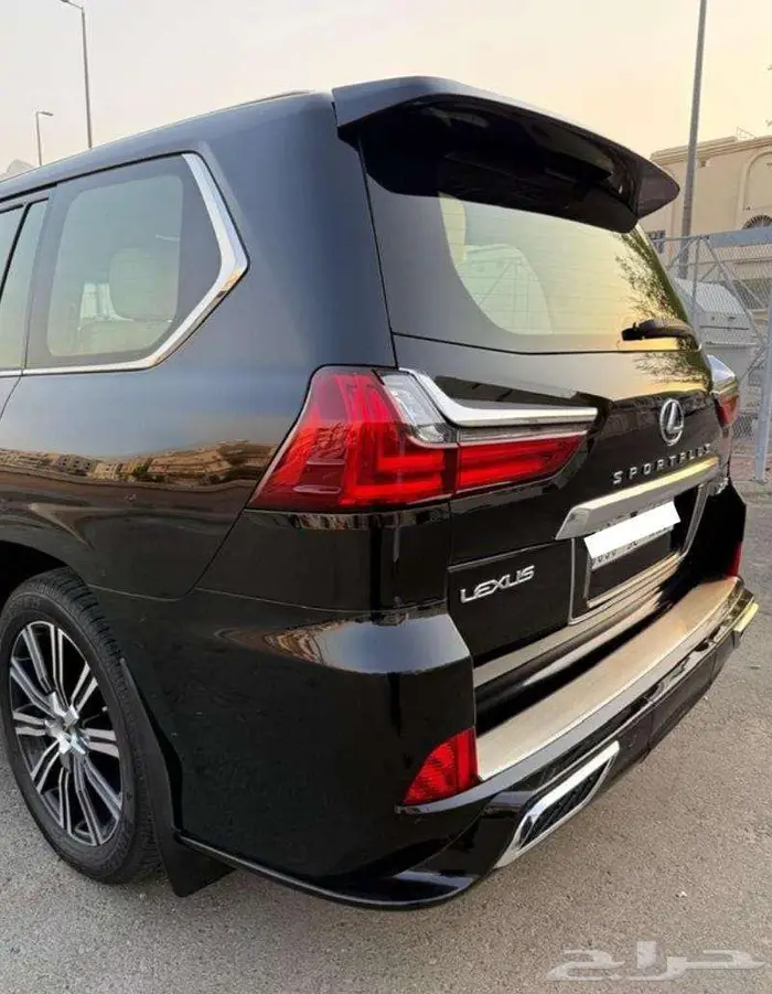 لكزس LX 2018 أسود 8