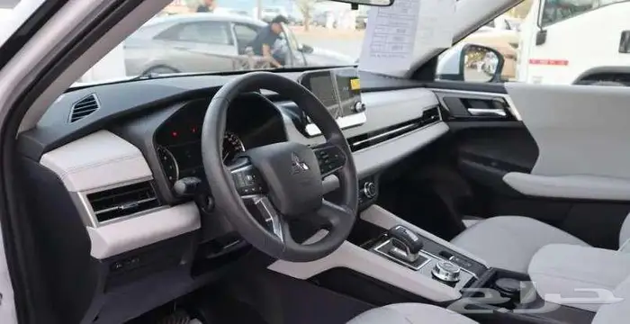 ميتسوبيشي اوتلاندر ستاندر 5 مقاعد بدون دبل 2025 7