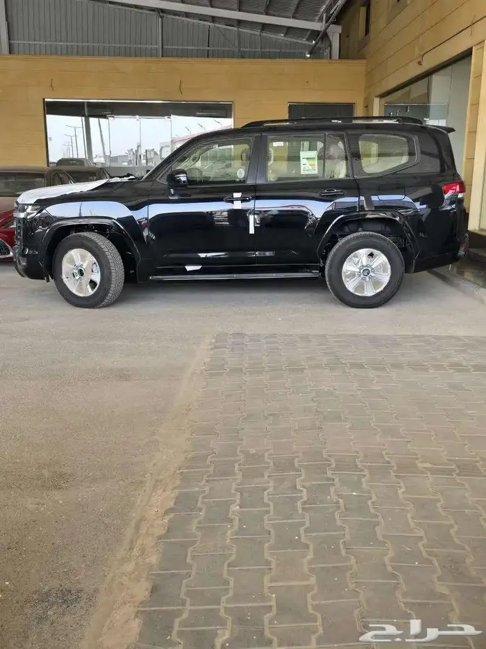 لاندكروزر جي اكس ار بنزين L2 أسود سعودي 2025 متوفر لدى الحسن 1