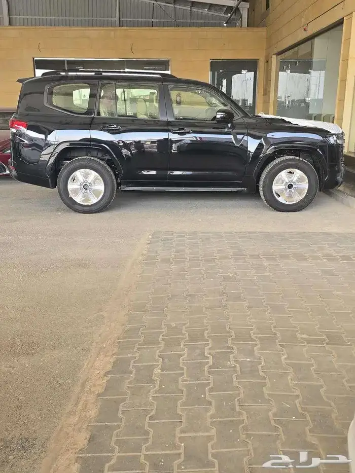 لاندكروزر جي اكس ار بنزين L2 أسود سعودي 2025 متوفر لدى الحسن 4