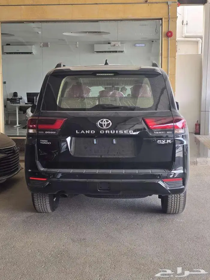 لاندكروزر جي اكس ار بنزين L2 أسود سعودي 2025 متوفر لدى الحسن 3