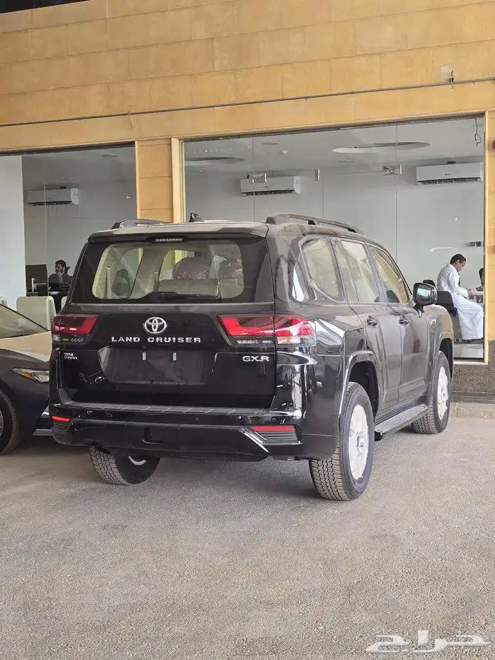 لاندكروزر جي اكس ار بنزين L2 أسود سعودي 2025 متوفر لدى الحسن 2