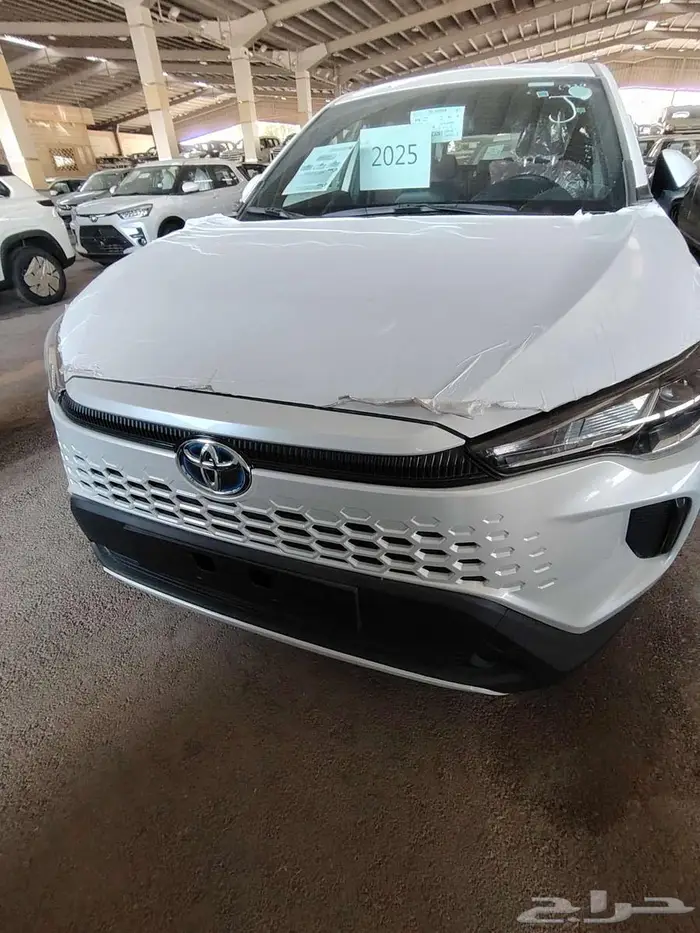 كورولا كروس ستاندر موديل 2025 حبه فقط ابيض لؤلؤي 1