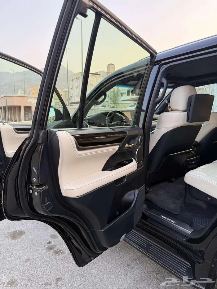 لكزس LX 2018 أسود 3