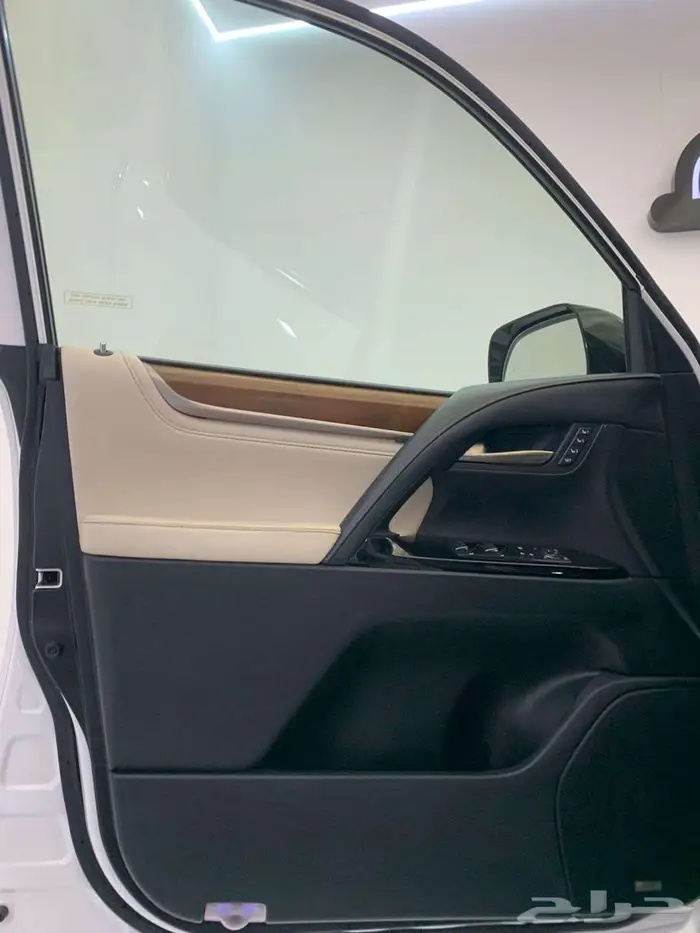 لكزس LX 570 2017 32