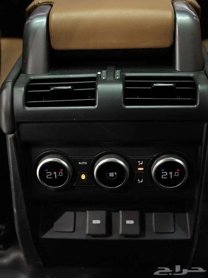 لاند روفر ديفندر 2023 6 سلندر 10