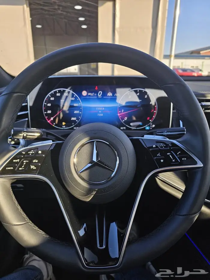 E-class E200 (بنزين) 2025 10