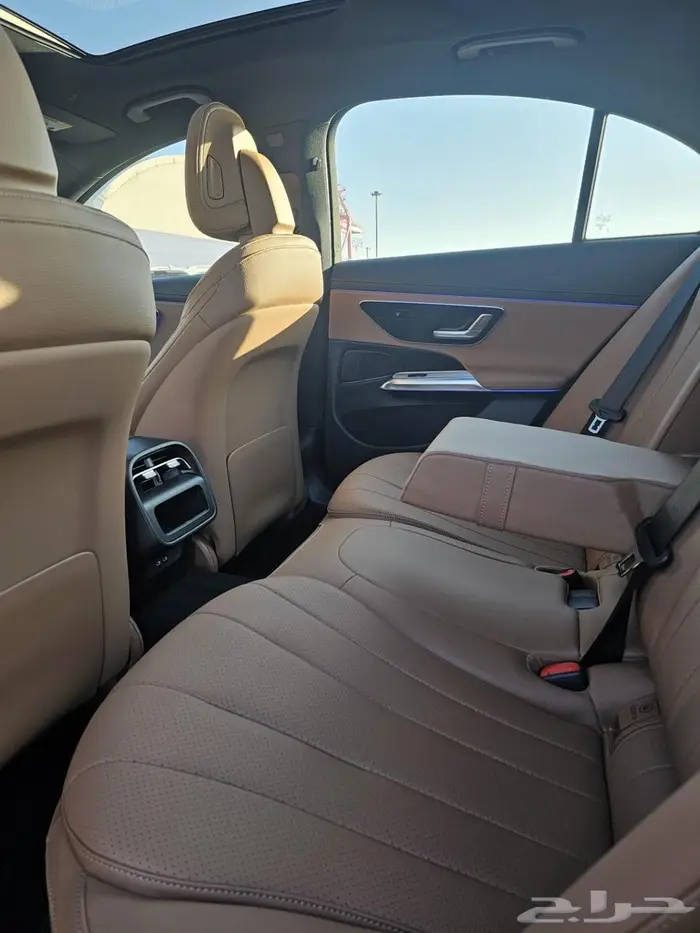 E-class E200 (بنزين) 2025 24