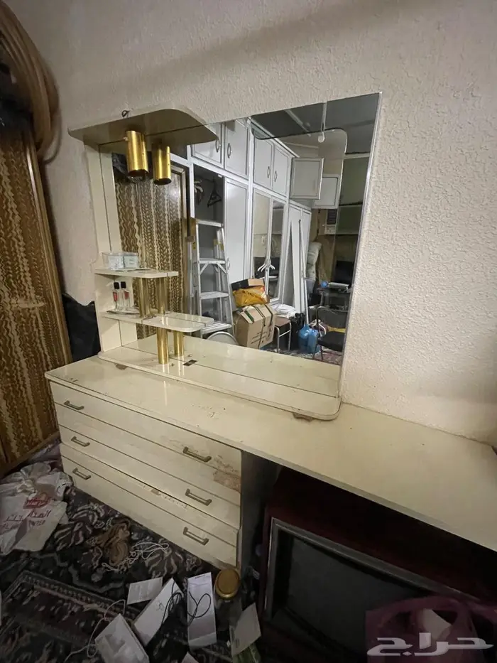 مراية زينه و 2 كمودينه و سرير جديد مجانا بشرط أخده اليوم 0