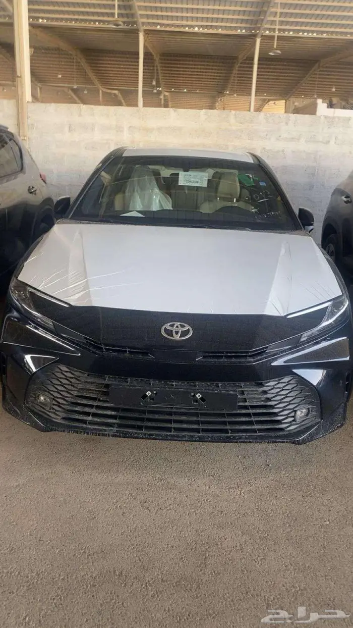 كامريE 2025 اسود اصفار سعودي صادر لوحات ب109.500 ريال 2