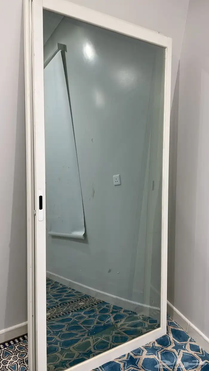 اثنين ابواب حديد مع الحلق وشباك كبير 0