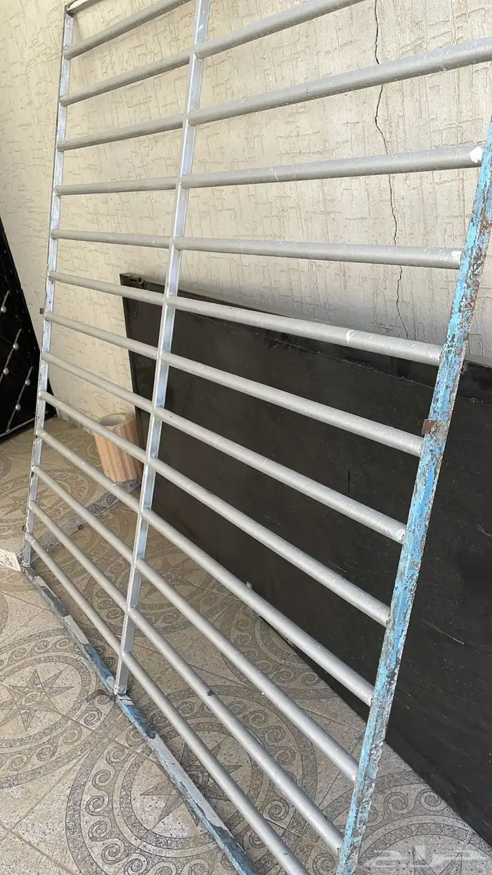 اثنين ابواب حديد مع الحلق وشباك كبير 3