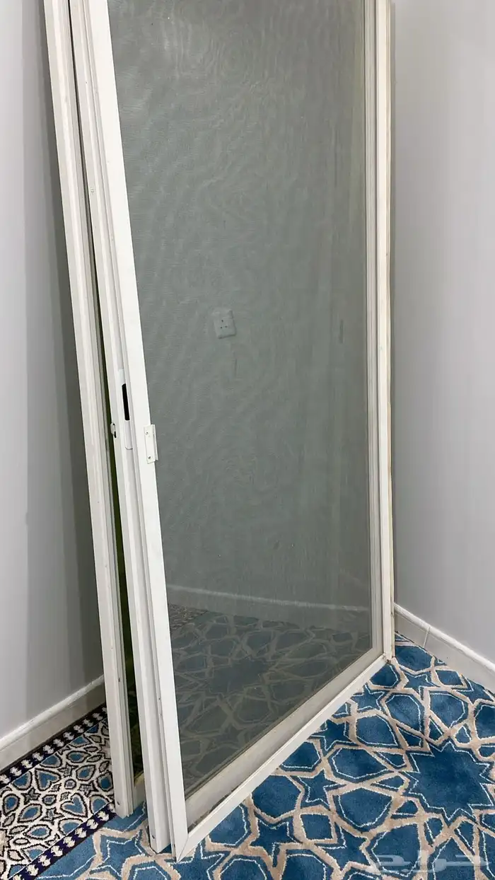 اثنين ابواب حديد مع الحلق وشباك كبير 1