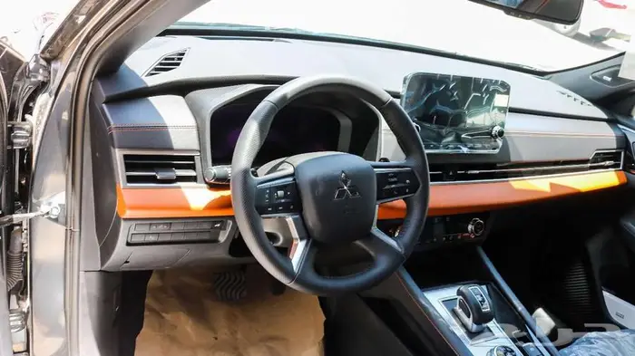 ميتسوبيشي اوتلاندر 2025 باقل سعر (متوفر جميع الألوان) 4