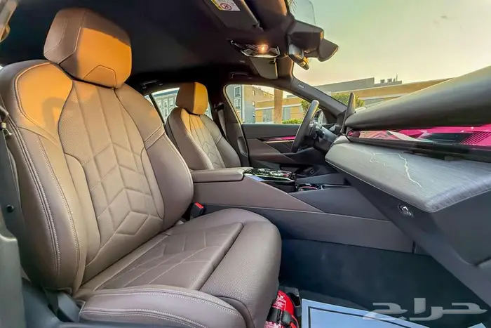 BMW 520i LAXURY 2024 ذهبي خليجي 5