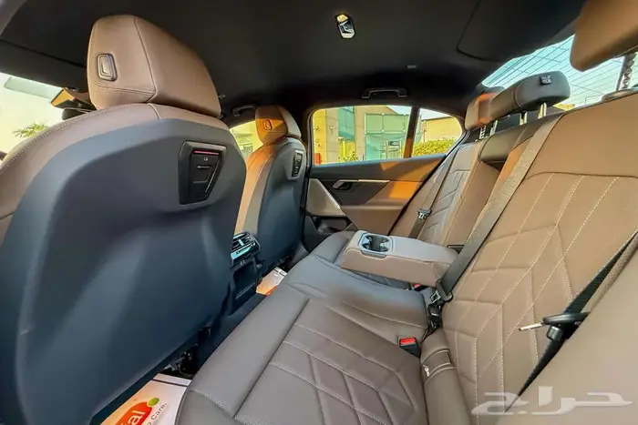 BMW 520i LAXURY 2024 ذهبي خليجي 9