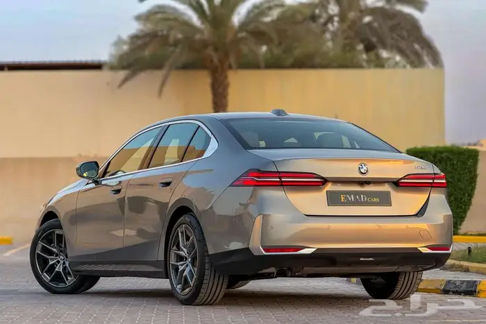 BMW 520i LAXURY 2024 ذهبي خليجي 3