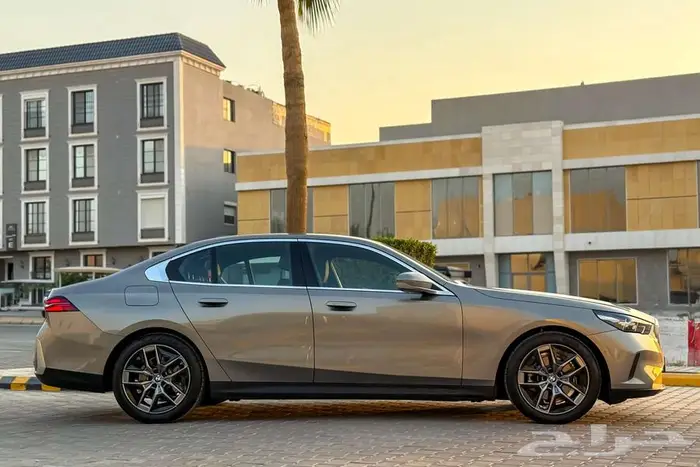 BMW 520i LAXURY 2024 ذهبي خليجي 2