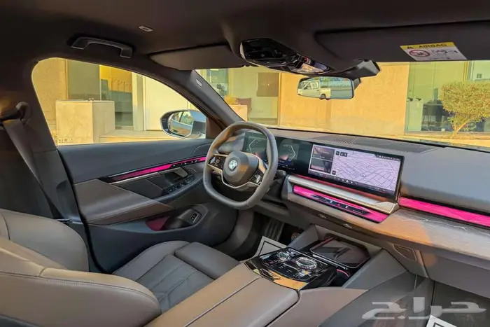 BMW 520i LAXURY 2024 ذهبي خليجي 7