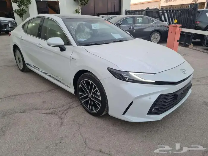 تويوتا كامري LE هايبرد 2025 - عروض الأقساط 36