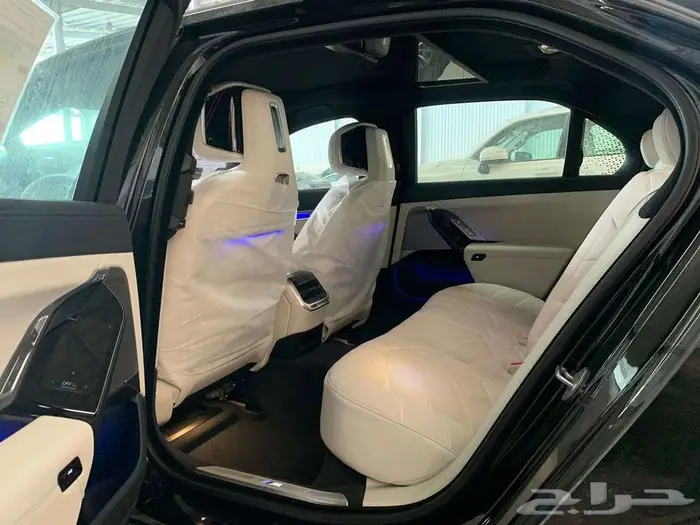 بي ام دبليو 735i موديل 2026 اسود خليجي 12