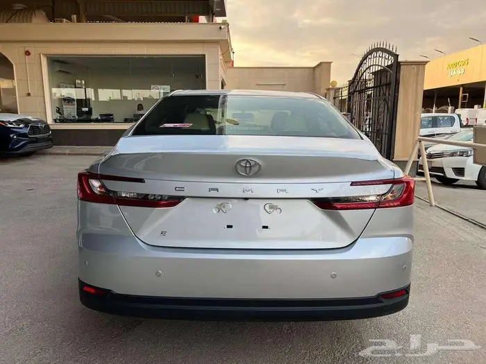 تويوتا كامري E بنزين 2025 كاش واقساط ودفعتين 4