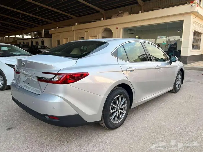 تويوتا كامري E بنزين 2025 كاش واقساط ودفعتين 3