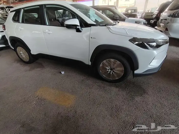 كورولا كروس ستاندر موديل 2025 حبه فقط ابيض لؤلؤي 3