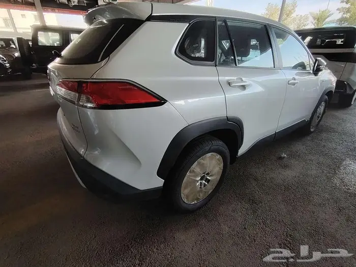 كورولا كروس ستاندر موديل 2025 حبه فقط ابيض لؤلؤي 12