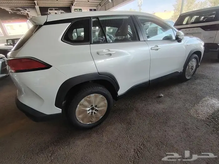 كورولا كروس ستاندر موديل 2025 حبه فقط ابيض لؤلؤي 8